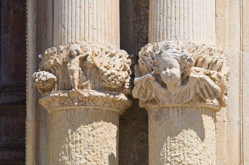 dettagli di una colonna barocca a Lecce