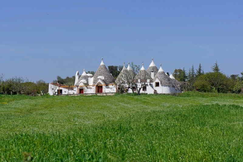 tipici trulli nel paesaggio rurale tipico della Puglia