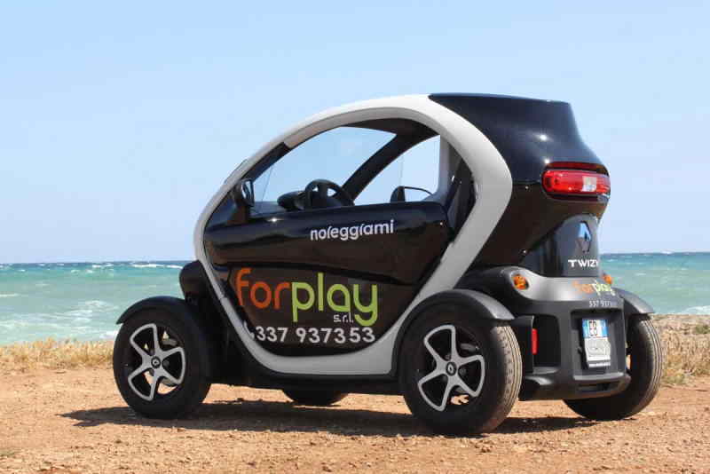 miniauto elettrica in riva al mare